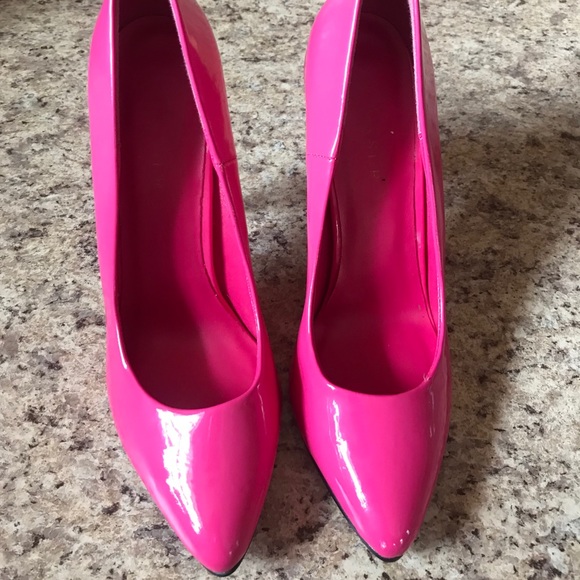 Pointed Toe Hot Pink Heels - Picture 2 of 3